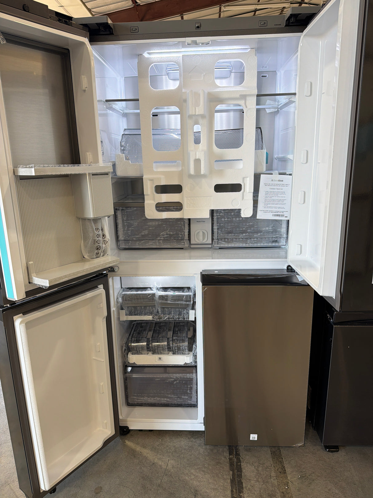 T8ID18 - Samsung RF23DB9900QD/AA Bespoke 4-Door Flex Refrigerator