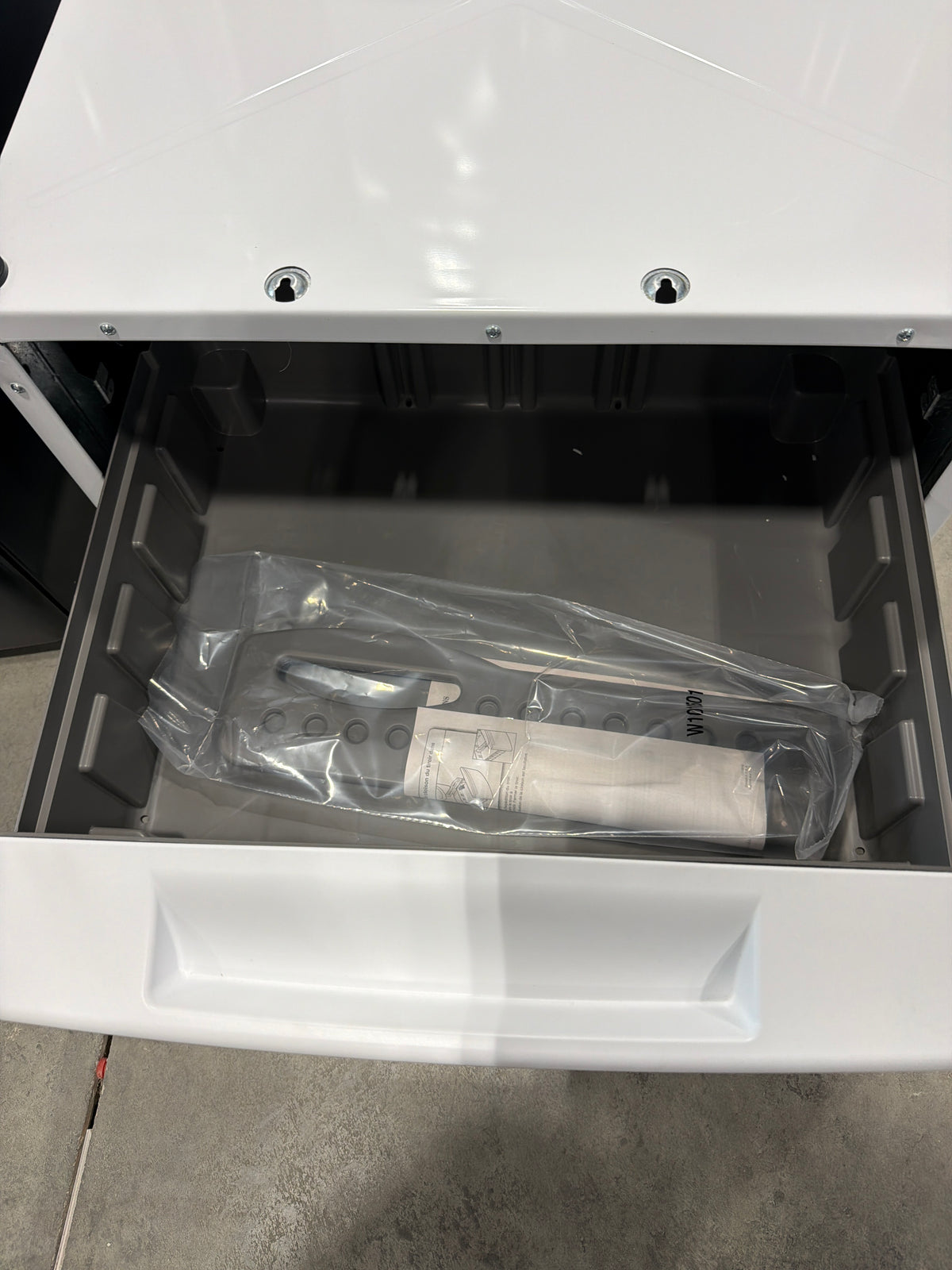 Whirlpool Laundry Pedestal with Storage Drawer WFP2715HW - scratch and dent, Nampa ID (photo 2)