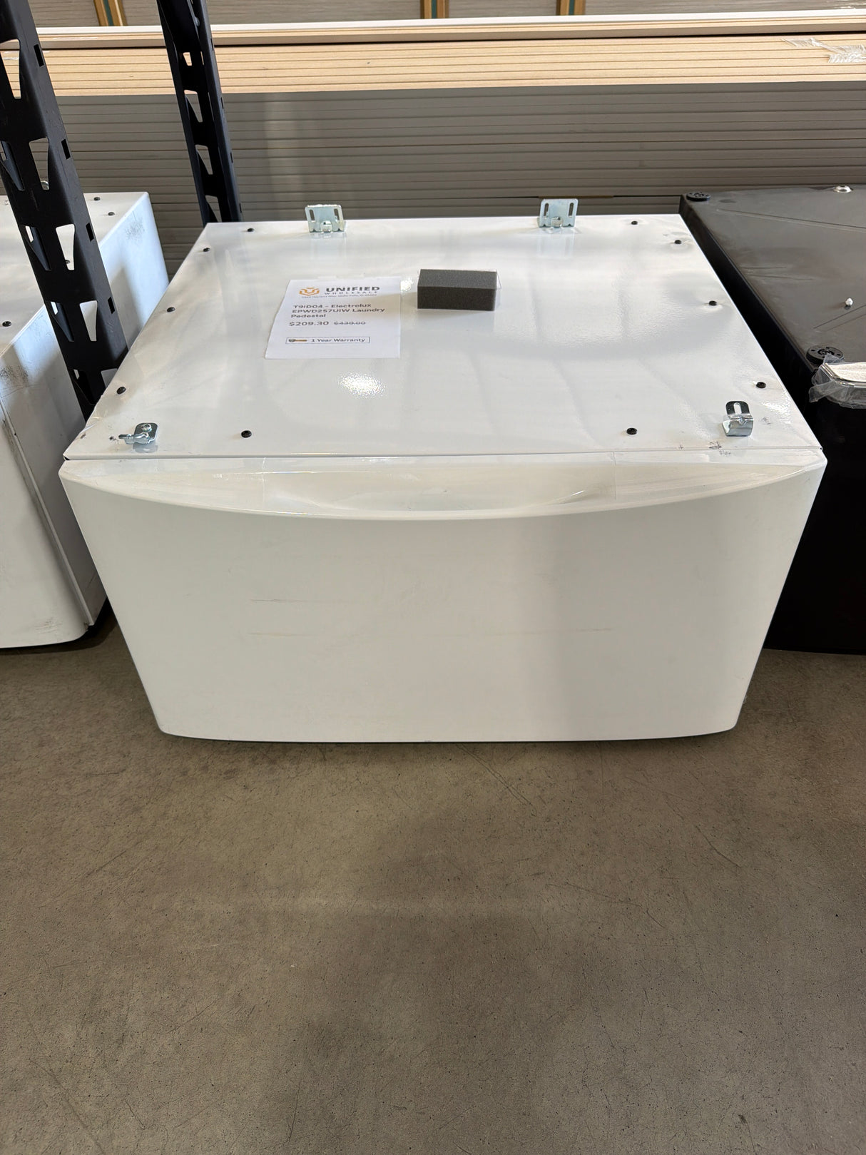 T9ID04 - Electrolux EPWD257UIW Laundry Pedestal