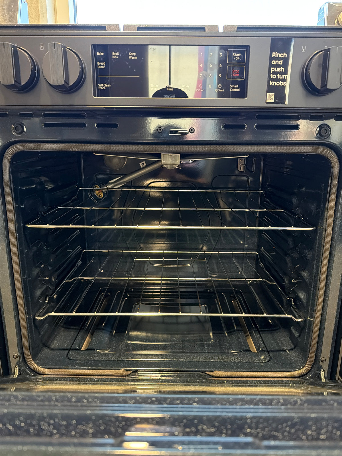 Samsung 6.0 cu ft Smart Freestanding Gas Range NSG6DG8100SRAA – T2NP22