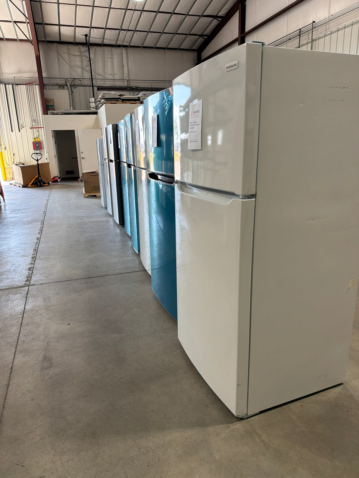 T9ID20 - Frigidaire FFTR1835VW Top Freezer Refrigerator