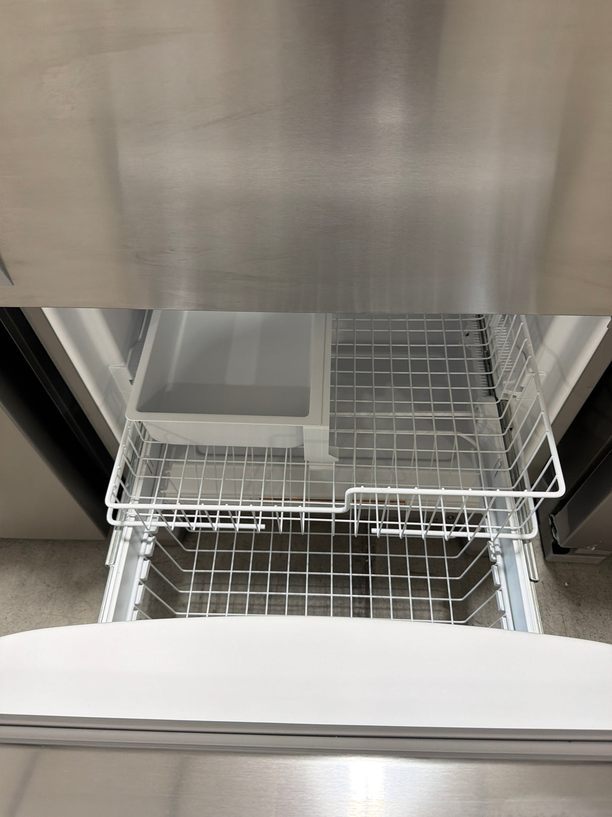 T10ID25 – WRB329DMBM 30-Inch Bottom-Freezer Refrigerator – Whirlpool