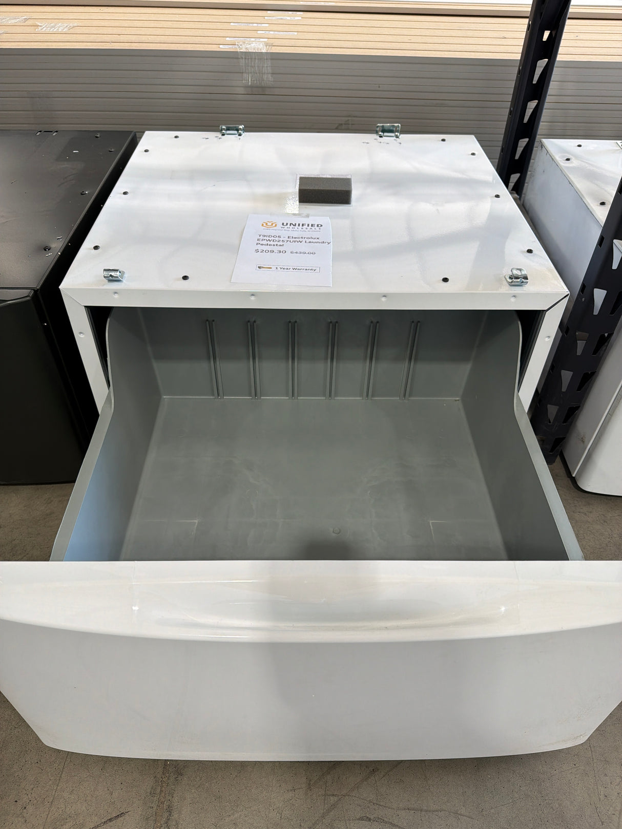 T9ID05 - Electrolux EPWD257UIW Laundry Pedestal