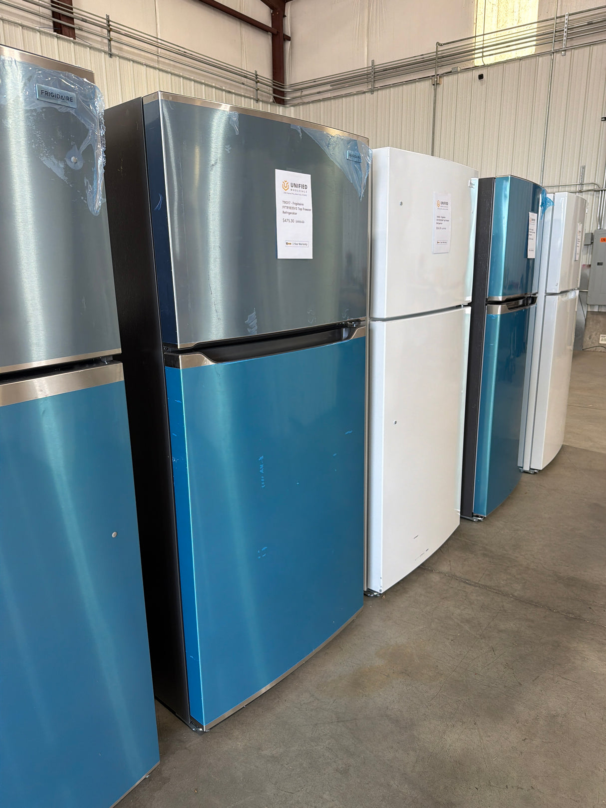 T9ID17 - Frigidaire FFTR1835VS Top Freezer Refrigerator