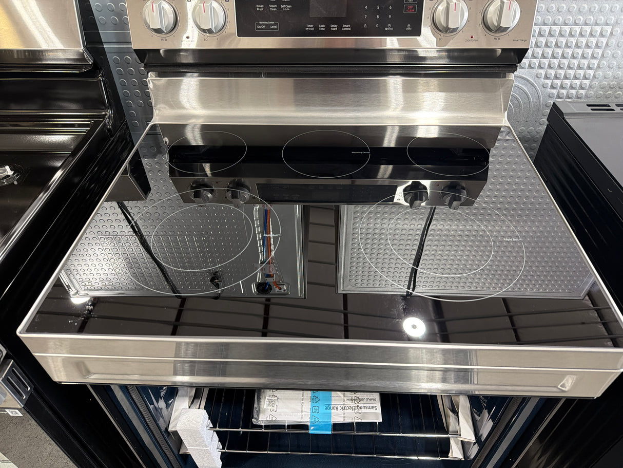 T12ID25 - Samsung NE63A6311SS/AA 6.3 cu. ft. Freestanding Electric Range