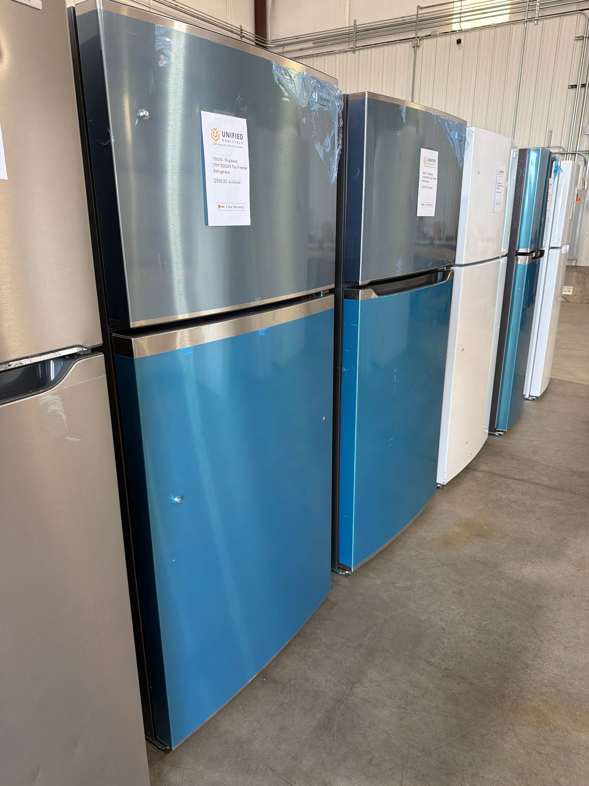 T9ID15 - Frigidaire FFHT2022AS Top Freezer Refrigerator