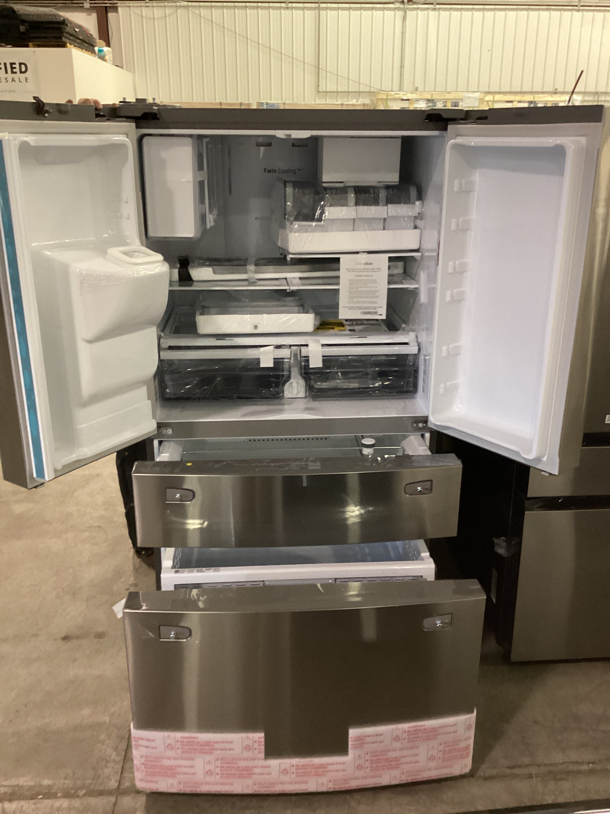 T1ID08 Samsung - 28 Cu. Ft. 4-Door French Door Smart Refrigerator with FlexZone Drawer  RF28R7201SR/AA