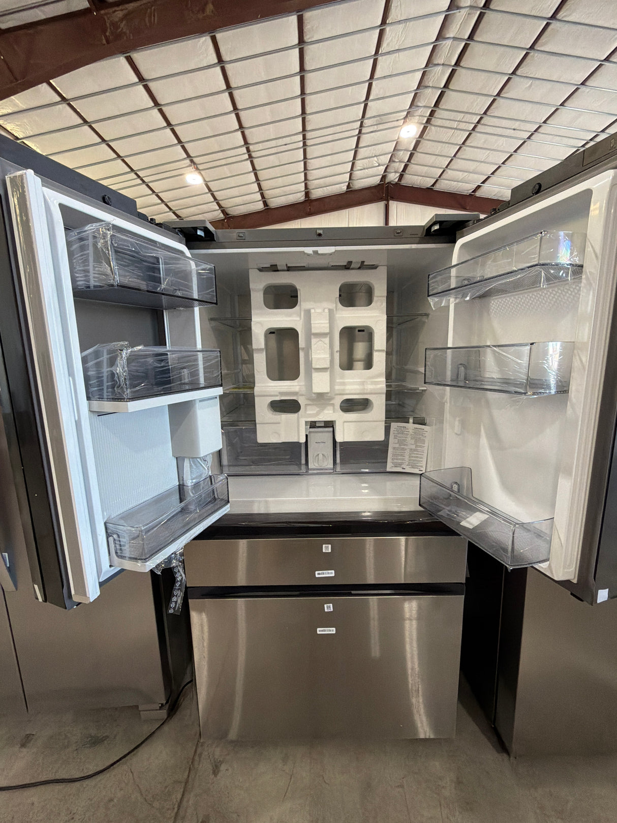 T8ID29 - Samsung RF90F29AECRAA Bespoke 4-Door Flex Refrigerator