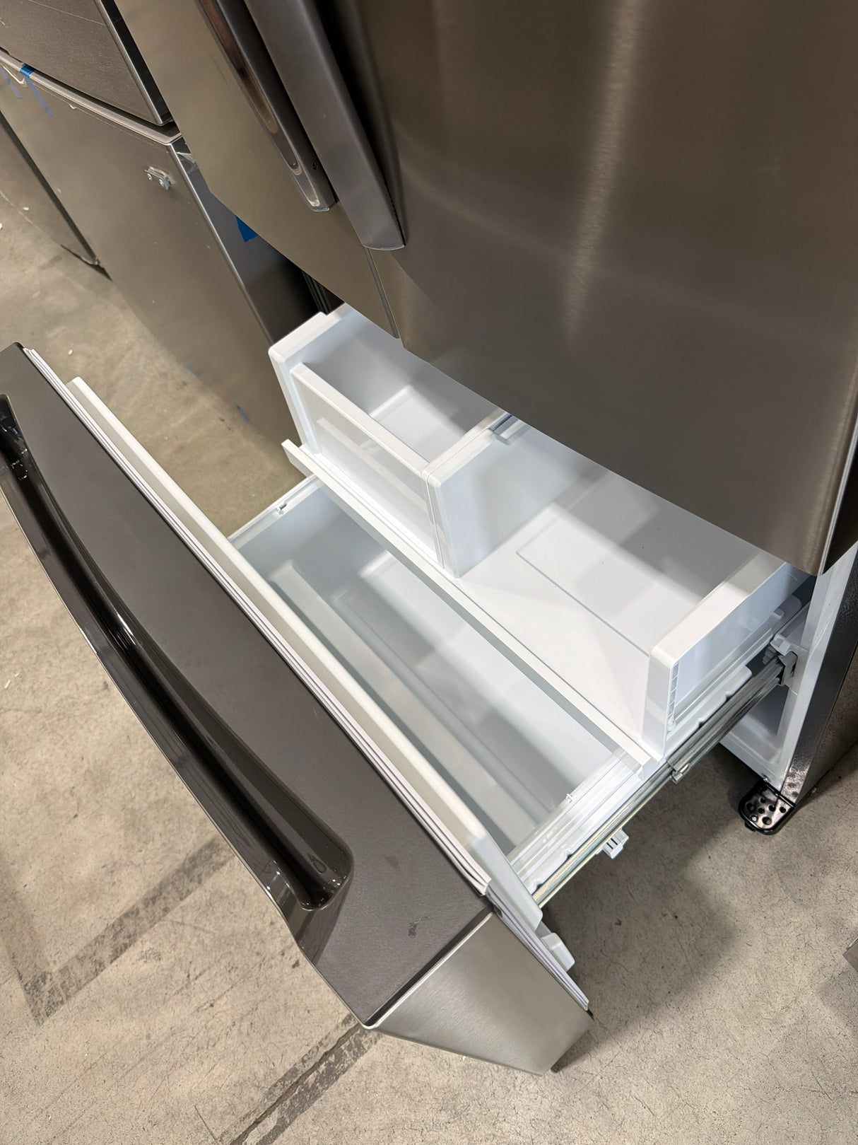 T9ID49 - Frigidaire GRFN2023AF French Door Refrigerator