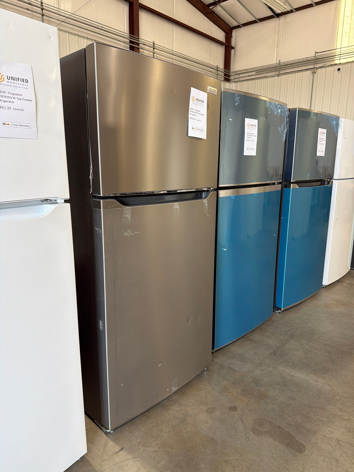 T9ID56 - Frigidaire GRTE2055AF Top Freezer Refrigerator