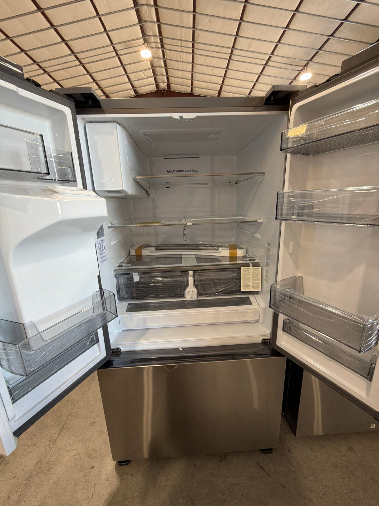 T8ID25 - Samsung RF32CG5B30SRAA Bespoke French Door Refrigerator