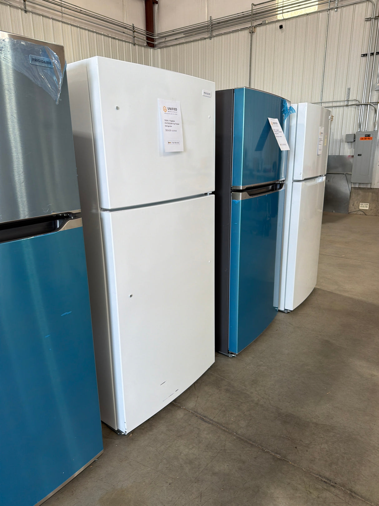 T9ID16 - Frigidaire FFHT2022AW Top Freezer Refrigerator