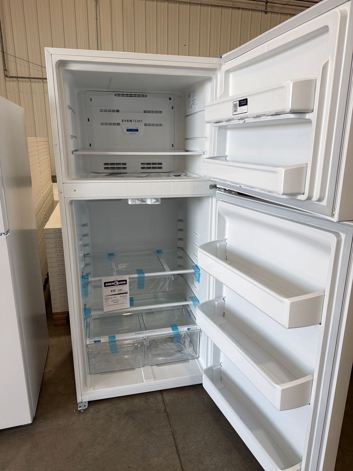 T9ID19 - Frigidaire FFTR1835VW Top Freezer Refrigerator