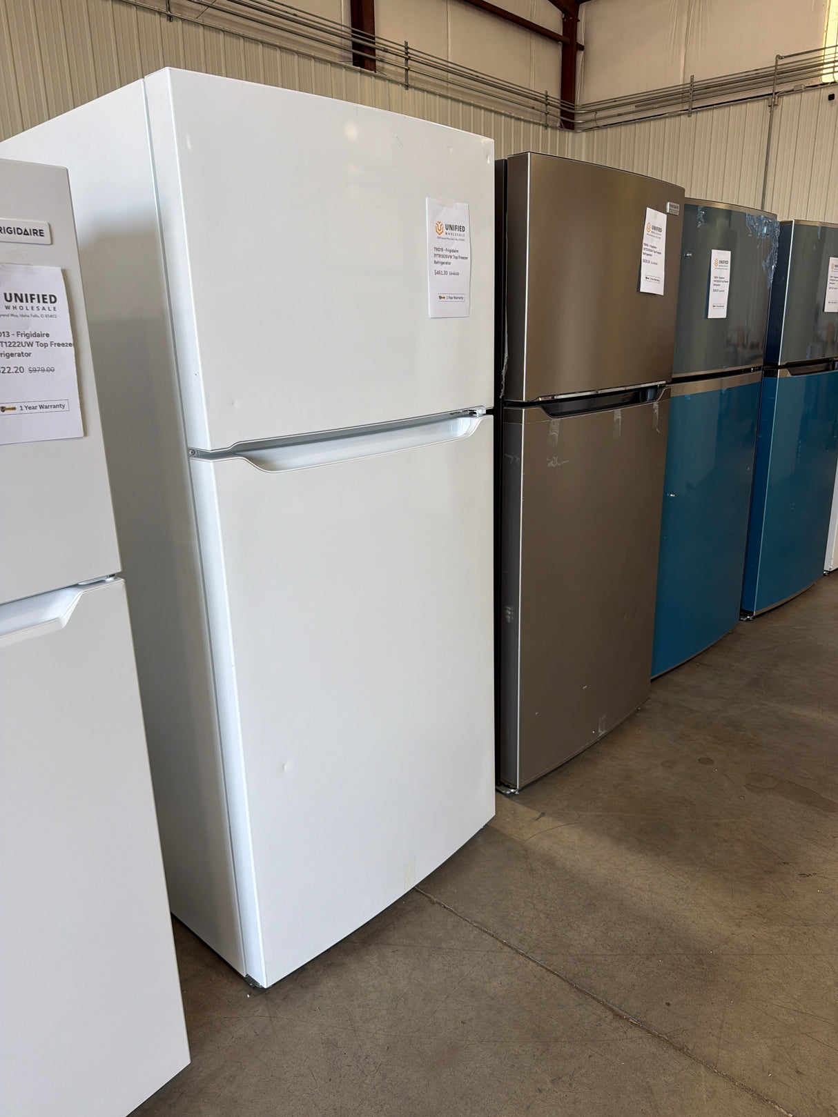 T9ID19 - Frigidaire FFTR1835VW Top Freezer Refrigerator